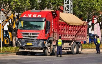 楚雄市加強(qiáng)城市道路泥土污染治理