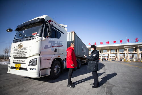 內(nèi)蒙古二連浩特公路口岸貨運(yùn)通道出入境貨車(chē)突破15萬(wàn)輛 同比增長(zhǎng)50